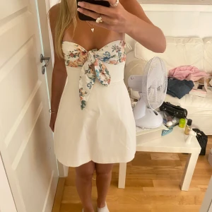 Zara klänning - Jättefin trendig klänning från Zara. Helt ny med prislapp kvar. Säljer även samma i M på min plick💘 använd gärna ”köp nu” funktionen