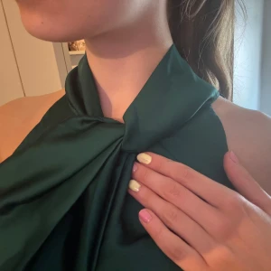 Mörkgrön halterneck topp i satin - Supersnygg mörkgrön halterneck topp i satin material. Perfekt till fest eller fin middag!💚                     🏷️Anna Field