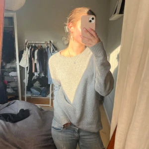 Ljusgrå stickad tröja - Jättecozy stickad tröja som känns lite tunnare vilket gör den perfekt att ha även när de är lite varmare! Hör av er vid prisförslag eller frågor!🫶🏻🫶🏻