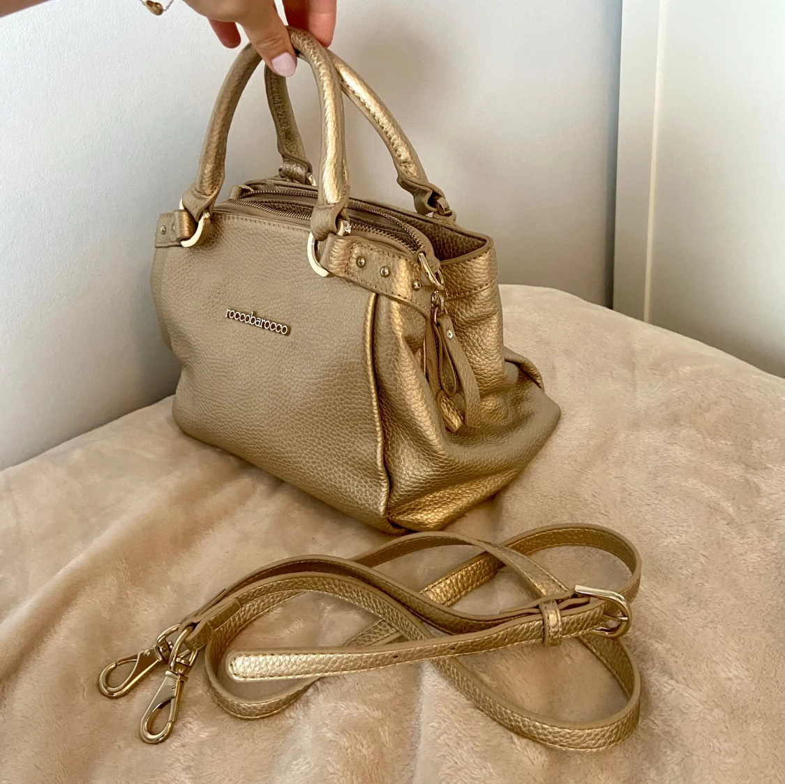 Guldig handväska från Roccobarocco - 1