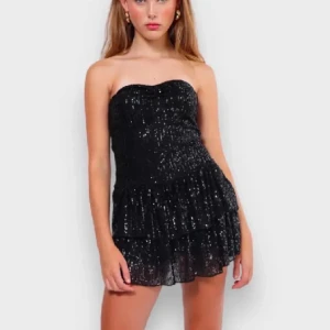 Klänning  - Säljer nu Min favorit klänning! Den är en bandeau klänning som glittrar jätte snyggt. Den har inbyggda shorts! Passar någon mellan 160-170🥰