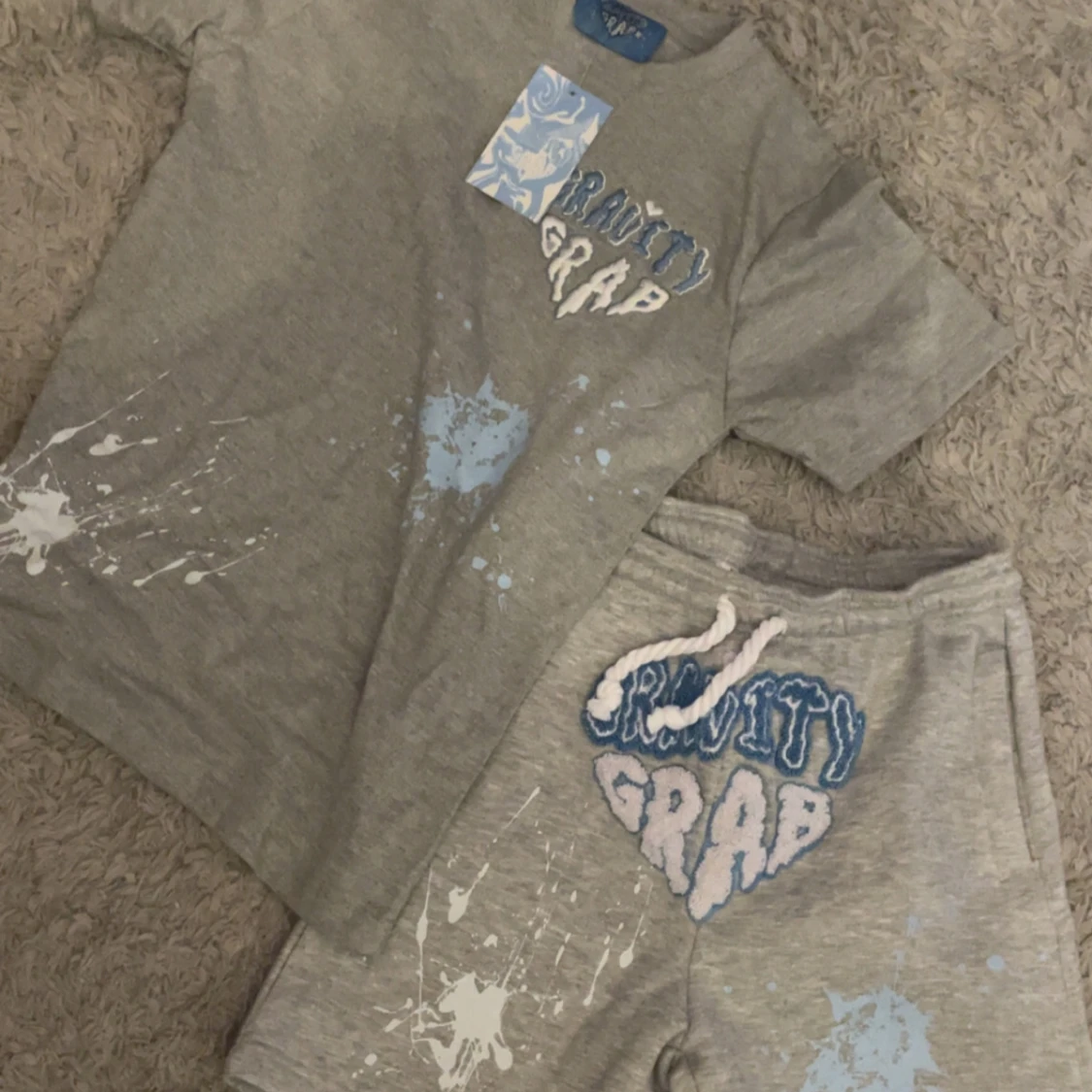 Gravity Grab grå t-shirt med tryck - 2