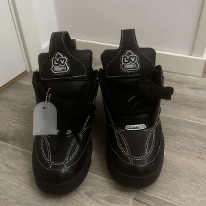 Louis Vuitton Skates - Säljer mina svarta Louis Vuitton Skates som är i ett sjukt bra skick, knappt andvända och finns inga tecken på slitage. Har kvar plast lv tagen på sidan för en extra exklusiv stil för att det bara gör det lite snyggare iallafall vad jag tycker. Var fria vid bud och kom gärna med frågor🤝