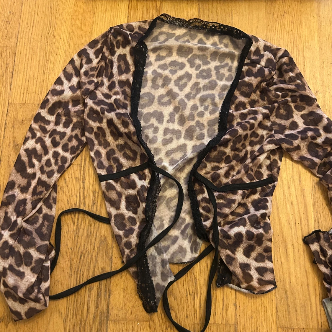 Leopardmönstrad bolerotopp med snörning