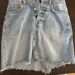 Jeanskjol - Superfin jeanskjol från Ginatricot, använd väldigt få gånger.