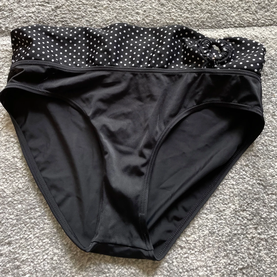 Svart bikini med prickiga detaljer - 4