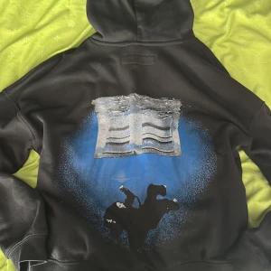 billie eilish hmhas hoodie - jättesnygg billie hoodie som jag köpte tidigare detta året, dock så kommer den tyvärr inte till användning!! 🫶🏻storlek L men passar S-L !! pris kan diskuteras❣️