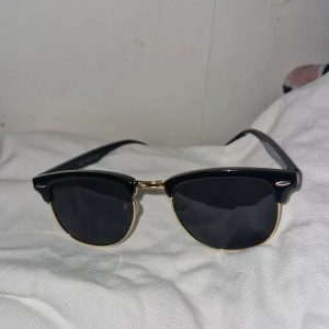 Ray-Ban Clubmaster solglasögon -  Ray-Ban Clubmaster RB3016 solglasögon. Tillverkade i Italien, storlek 50-22. Är helt nya typ. Har tappat bort lådan därför släpper jag dem för billigt. Priset går att diskutera 