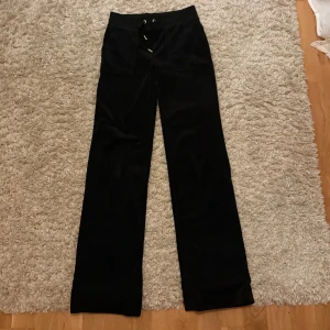 Juicy byxor  - Svarta juicy byxor, köpta på nk vintern 2023 men de är knappt använda så de är i väldigt bra skick och det finns inga tecken på användning 