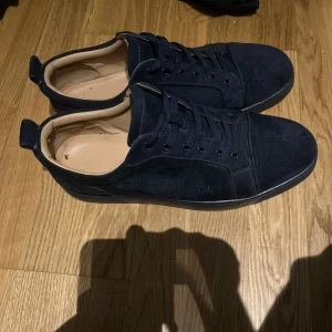 Christian Louboutin skor - Ett par feta loubs i storlek 44 men passar även till 45. Sparsamt använda och riktigt bra skick. Cond 8/10. Tyvärr så medföljs inte något og men skickas med en reserv box när dom ska fraktas. Priset är ej hugget i sten så kom med bud!