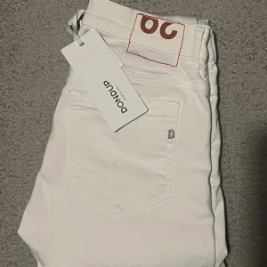 Vita dondup george - Snygga vita skinny jeans från Dondup. Helt nya utan fläckar. Nypris 3000kr.