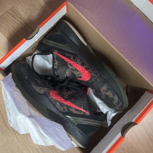Kobe 6 Italien camo - Nike Kobe 6 Italian camo 2024 köpta på StockX är gs(garde school) lite slitna på Nike loggan men är använda 2 gånger. Storlek 38