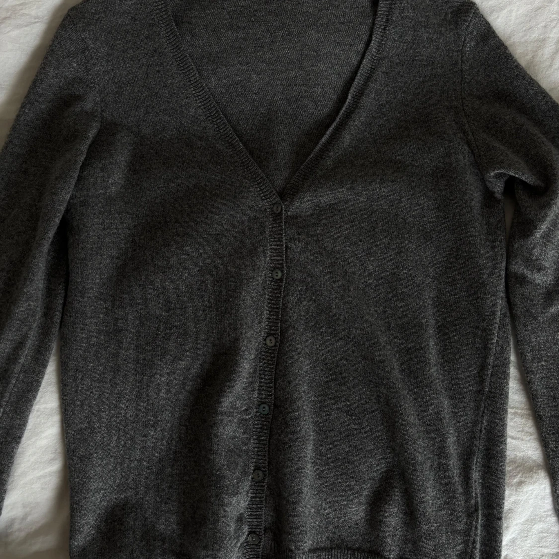Mörkgrå kofta med v-ringning - 2