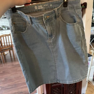 Ljusblå jeanskjol - Snygg ljusblå jeanskjol från Cubus  i klassisk femficksmodell med mid rise. Kjolen har bälteshällor, knapp och dragkedja framtill samt två bakfickor. Perfekt till sneakers eller boots för en chill look.