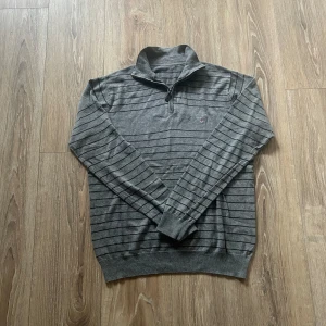 Gant halfzip  - En snygg half zip i bra skick men som saknar storleks lappar men är med säkerhet i storlek M. Hör av er vid ytterligare frågor annars fritt fram att köpa!                                                             (Postar inom 24h)