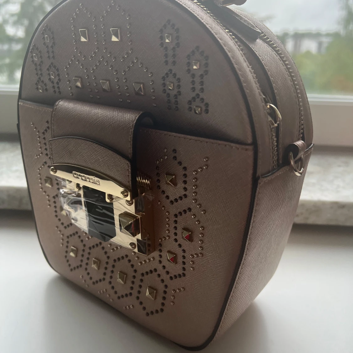 Beige axelväska från Cromia med nitar - 1