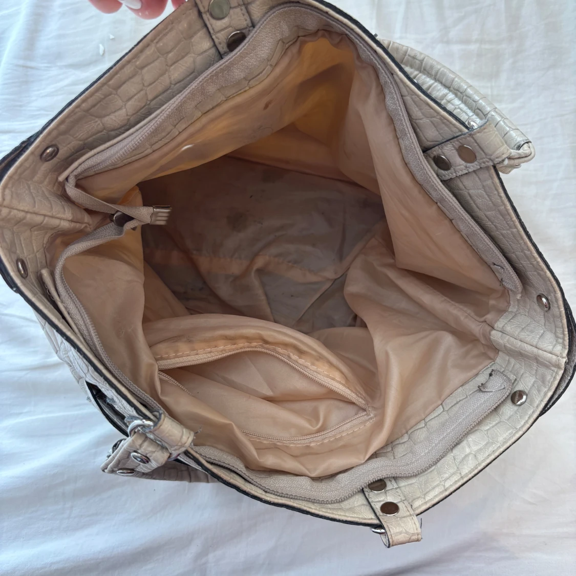 Beige handväska med krokopräglat mönster - 3