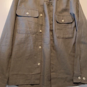 Jack & Jones Overshirt - Jack & Jones Overshirt Aldrig använd! Jack & Jones overshirt i trendig olivgrön färg, storlek S, regular fit. Perfekt för lager-på-lager-stil. Nypris: 539 kr.  Pris: 350 kr. 📍 Kan mötas i [din stad] eller skickas.