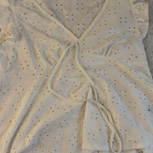 Vit blus - Söt blus från Shein säljer då den inte kommer till användning. Blusen har lite volang ärmar och knyte framtill. Är i stolek S men passar xs!💞💞