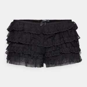 Jades london spetsshorts - Superfina svarta shorts från Jaded London ALDRIG ANVÄNDA. Inte seethrough och lågmidjade!! Är väldigt små i storleken därav är dem i en större storlek