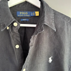 Ralph Lauren Linneskjorta - - Mycket fint skick, inga defekter. Nypris ca 2500kr. Storlek S slim fit, passar dig som är 178-188cm ungefär. Skriv för mer information!🤝