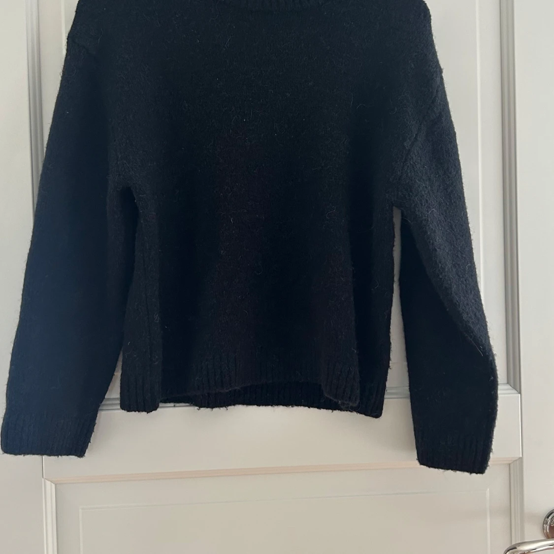 Svart stickad tröja med lång ärm