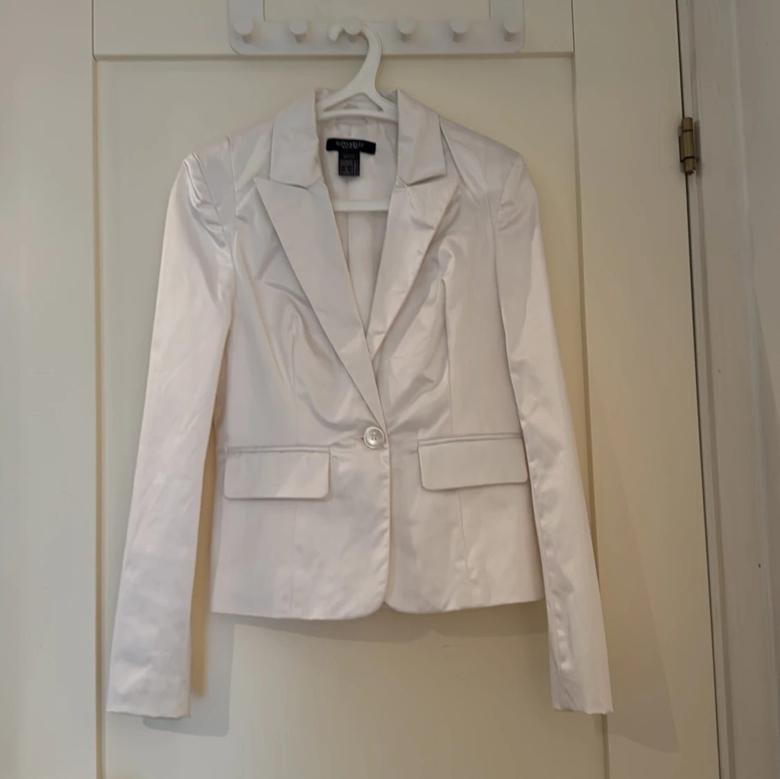 Vit lite glansig kavaj