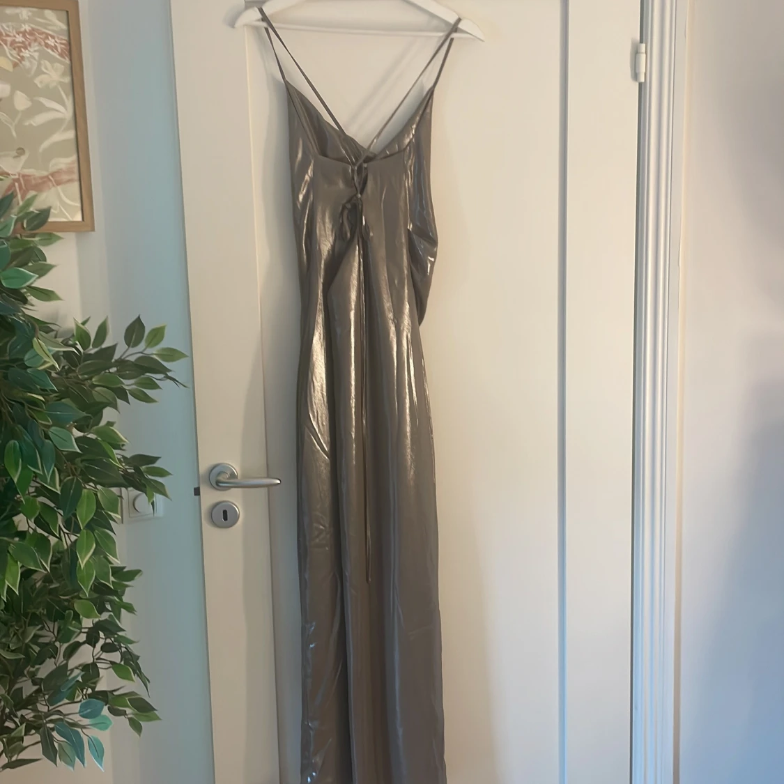 Glittrig långklänning med snörning - 1