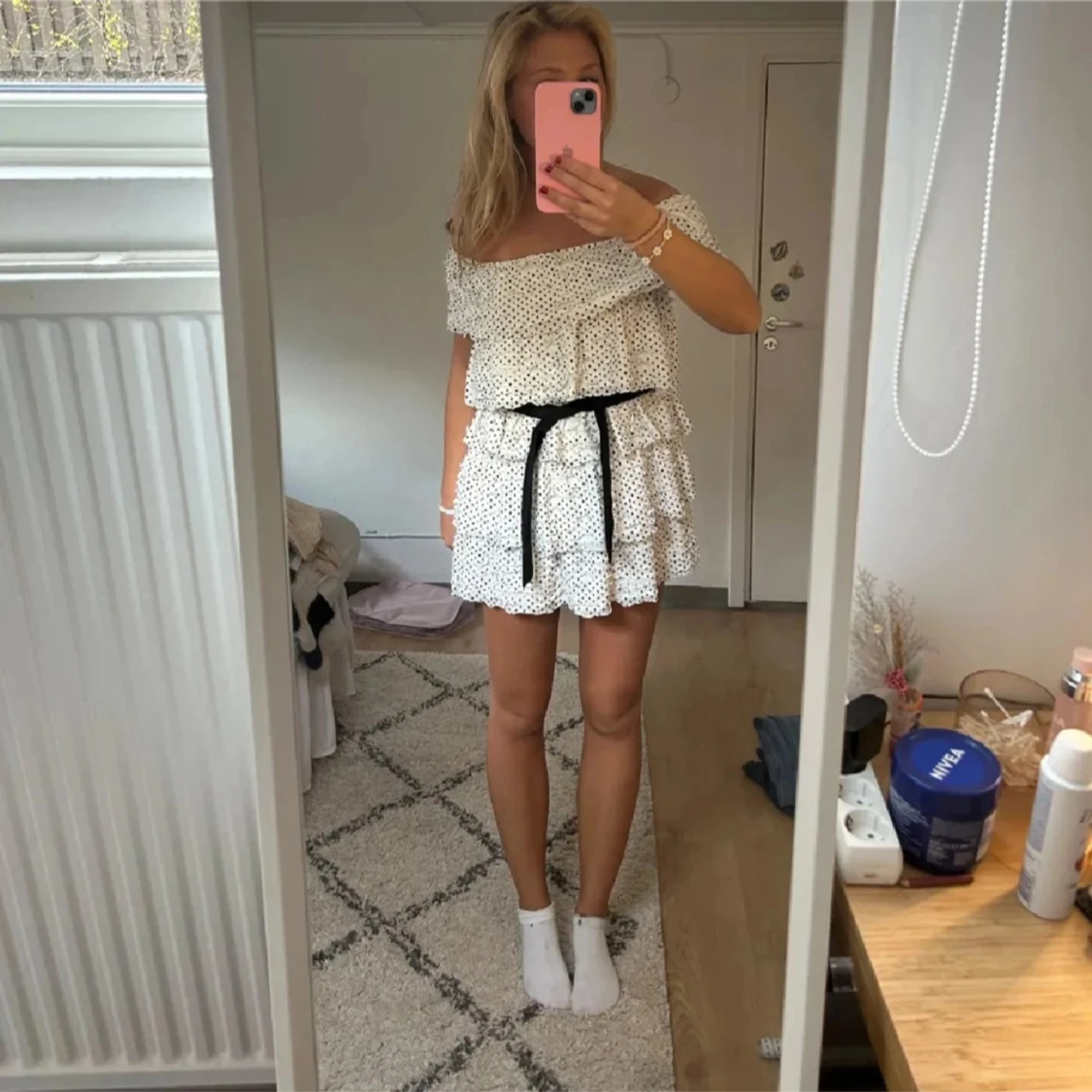 Vit prickig omlottklänning med volanger - 90