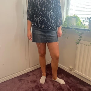 Blus - Säljer denna supersnygga mörkblåa leopard blusen!! Aldrig använd och väldigt fint skick! Storlek S men passar M också🥰🥰