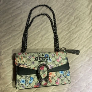 Gucci Väska  - Blommig Gucci väska bra skick inte använd alls .