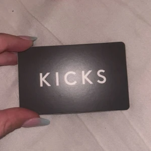 Presentkort KICKS 500 kr - Presentkort från KICKS laddat med 500 kr, perfekt för att köpa smink och skönhetsprodukter i butik eller online. Gäller i två år från laddningsdatum. Enkelt att använda för att shoppa dina favoritprodukter. Jag säljer det för att jag har massa presentkort och vet ej vad jag ska köpa med alla. Har inte använt det alls