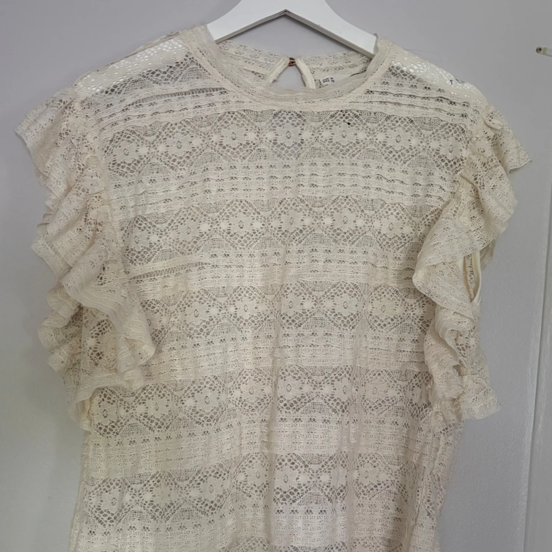 Beige spetsblus med volangärmar