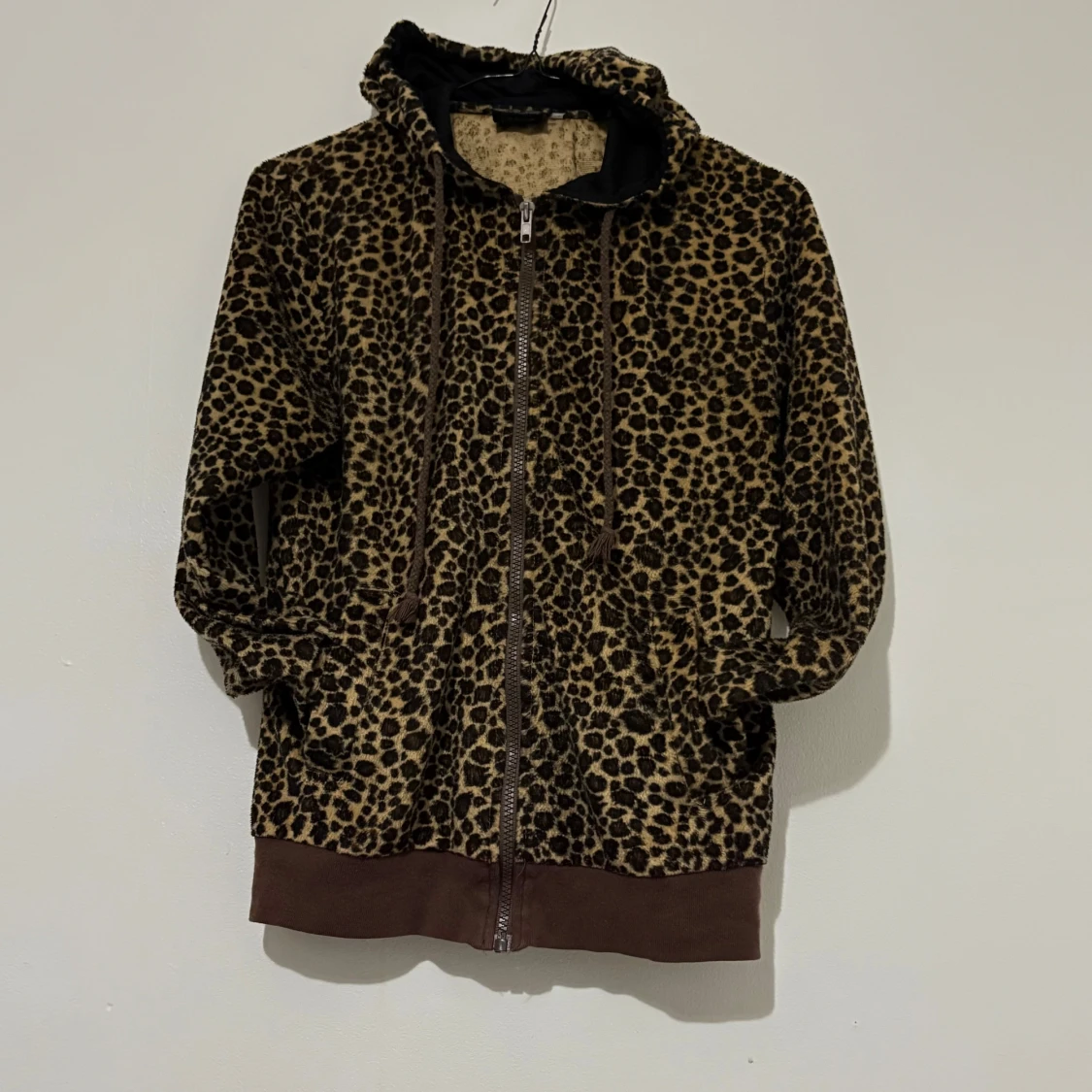 Leopardmönstrad hoodie med huva - 2