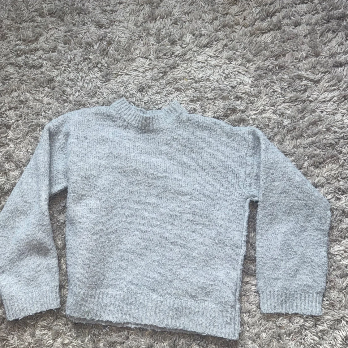 Ljusgrå stickad tröja med ribbad kant