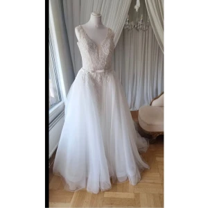 Brudklänning - Brudklänning stl 36/38 kemtvättad Märke Demetrios Ingår : Brudklänning/Underkjol/Överkjol/Slöja 4 m