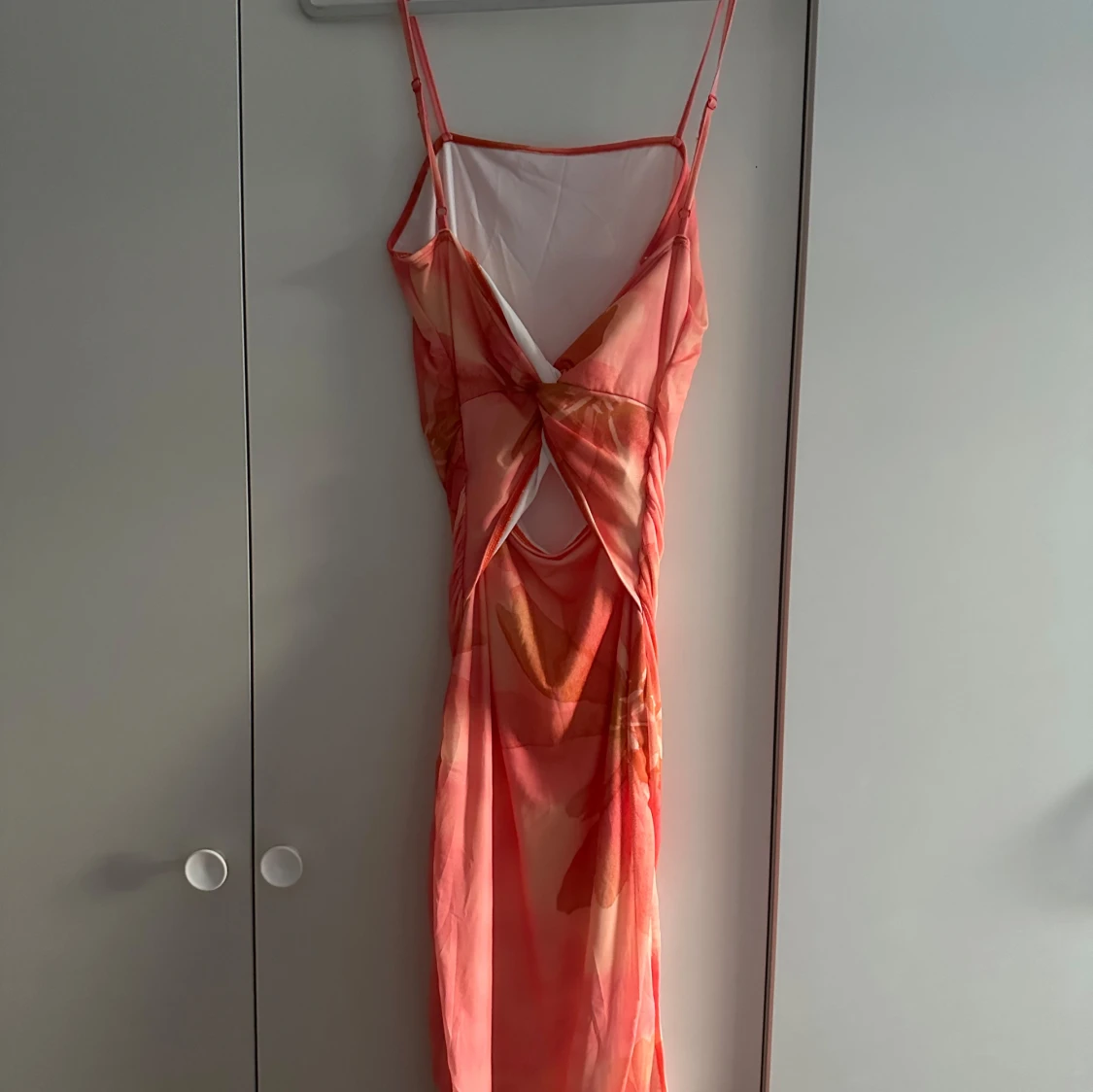 Blommig klänning med öppen rygg - 3