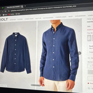 Blå linneskjorta från These Glory Days - Stilren blå skjorta i linne från These Glory Days med klassisk krage och vita knappar. Skjortan har lång ärm och en clean look som passar perfekt till sommaren. Slim passform för en modern vibe. Och perfekt nu i sommar är storlek medium lite liten i storleken.