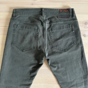 Dondup Jeans - Dondup Jeans (George) | Size: 34, sitter som W32 | Skick: 9/10, förut var det hål inuti fickorna men är igensytt nu, syns ej vid användning | Hör av dig vid frågor och funderingar | Vänliga hälsningar!