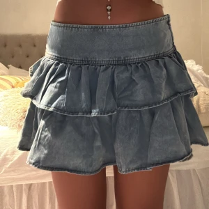 Blå volangkjol i jeans - Supersöt blå kortkjol i jeans med volanger 💞 aldrig använd 