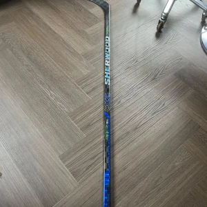 Sherwood Code Encrypt Pro - Sherwood Code Encrypt PRO klubba då jag har växt ur den.Den köptes sent förra säsongen så den är bara använd några gånger.Ingen spricka eller nånting som påverkar spelet.Det är junior 50flex p28 vinkel.Köptes för 2000kr 