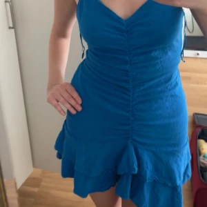 Blå klänning - Drömmig blå sommarklänning😍 knyts där bak men har också resår så den sitter bekvämt. Aldrig använd!