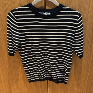 Tröja från Zara - Snygg kortärmad randigtröja från Zara.