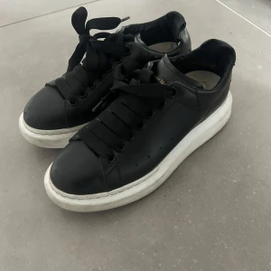 Alexander mcqueen skor - Köpta i NK. Har inget kvitto och de har en defekt på insidan av skon men syns ej när man har de på sig. Annars jätte fina! Köpta för 4000kr. Mitt pris 1700. Går att diskuteras vid snabb affär!