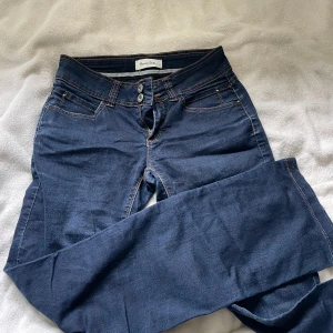 Low waist jeans - Ett par Mörkblå jeans från Massimo Dutti som är i nyskick, de är low waist med bootcut i benen. De passar i S/M. De är bra längd för mig som är ca 160 cm. Pris kan diskuteras💕