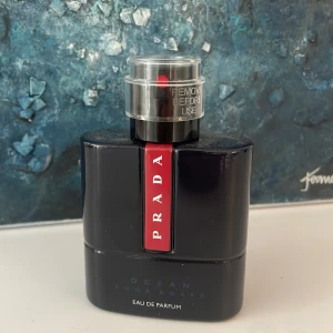 Prada Luna Rossa Ocean Eau de Parfum - Jag säljer min Prada Luna Rossa Ocean EDP, detta är en väldigt godd perfym som funkar perfekt året runt, perfymen är knappt använd skulle gissa på 47ml är kvar av 50. Bara att skriva om det är något nu undrar