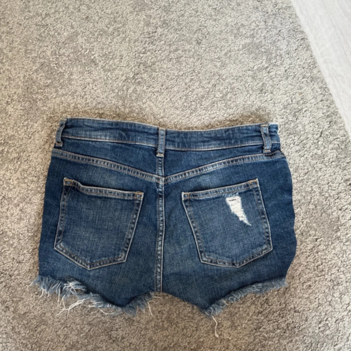Blå slitna jeansshorts med fransar - 1