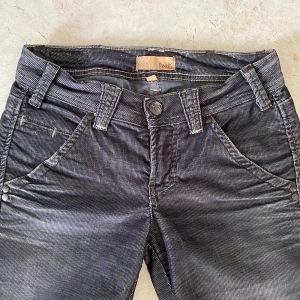 Vintage 2000s Lågmidjade Manchester jeans dam  - Mycket bra skick. Passar perfekt på en smal tjej.