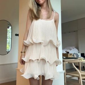 Klänning med volanger - Så fin och unik!! Den är ljusrosa🩷🩷