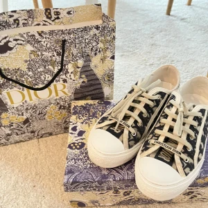 Christian Dior sneakers  - Jag säljer mina jätte snygga dior skor som passar till allt!! Dom är strl 38 men skulle säga att de är lite små i storleken💗De är i använda men i väldigt bra skick och så kommer orginalkartongen och påsen med! 😁